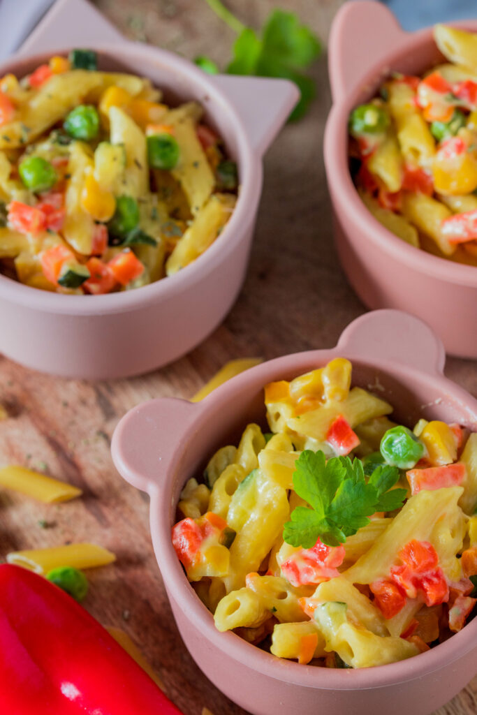 Gemüsenudeln für Kinder: One-Pot Pasta mit Zucchini, Karotten, Paprika, Erbsen und Mais. 