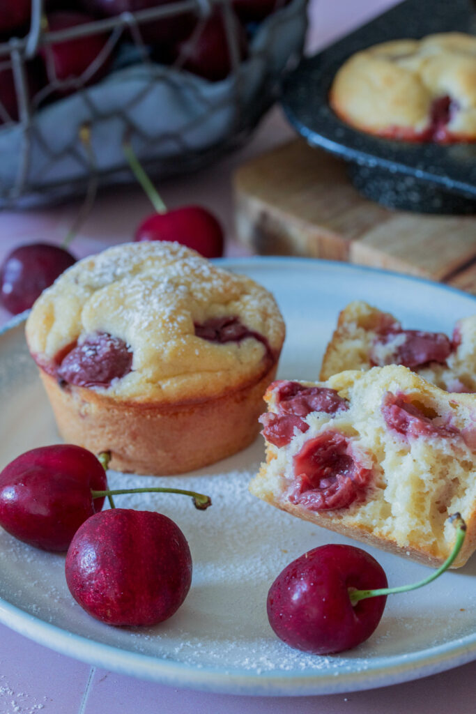 Kirschmuffins - schneller, leckerer Snack für Kinder.